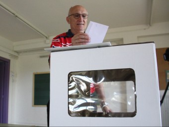 Un home diposita el seu vot a l'urna a Sant Bartomeu del Grau ACN