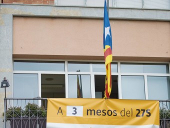 L'estelada està hissada a la façana de l'ajuntament des del 13 de juny. A la imatge, la bandera, ahir GLÒRIA SÁNCHEZ / ICONNA