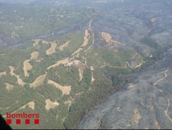 Vista aèria de la superfície calcinada per l'incendi originat aÒdena diumenge BOMBERS
