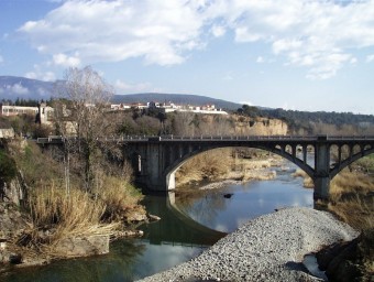 Una vista general del pont on actuarà la Generalitat per millorar-lo presa des del pont medieval. J.C