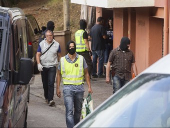 Els agents dels Mossos van efectuar dimarts 21 escorcolls a pisos i locals JORDI RIBOT (ICONNA)