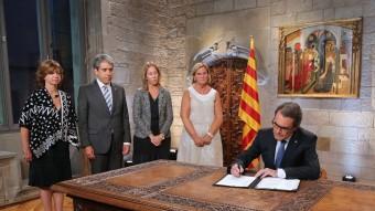 Artur Mas durant la firma del decret de convocatòria de les eleccions RUBEN MORENO