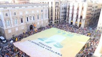 Pancarta gegant desplegada aquest dimarts a la plaça Sant Jaume ANDREU PUIG