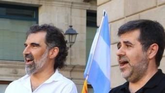 L'actor Joan Lluís Bozzo durant el seu parlament d'ahir a a la plaça Sant Jaume, acompanyat de Jordi Cuixart, vicepresident d'Òmnium Cultural i Jordi Sànchez, president de l'ANC ANDREU PUIG