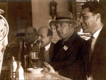 Francesc Pujols, amb barret, entre Josep Pla, en primer terme, i Josep M. de Sagarra, als anys trenta IMATGES