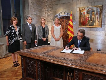 Artur Mas durant la firma del decret de convocatòria de les eleccions RUBEN MORENO