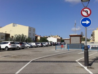 Els vehicles poden estacionar a l'esplanda damunt del pàrquing subterrani ANNA F- AJUNTAMENT DE TORREMDEBARRA