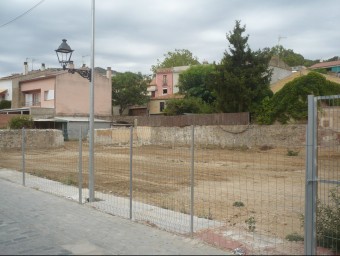 Espai on s'hi aixecarà el nou centre cultural d'Alella, al centre del municipi. LL.ARCAL