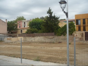 Terrenys on s'hi aixecarà el nou espai cultural d'Alella, en ple centre del municipi. LLUÍS ARCAL