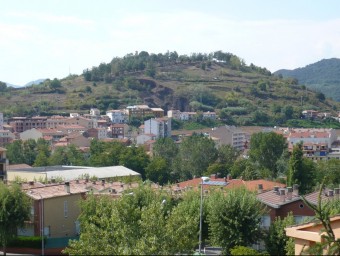 El medi ambient, especialment els volcans, al a fotografia el Montsacopa, són una de les preocupacions dels infants. J.C