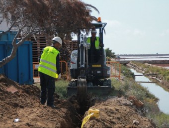 Dos operaris treballant ahir a les Salines. SETMANARI L'EBRE