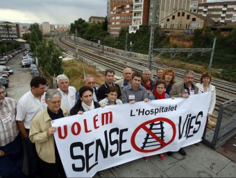 La plataforma ciutadana que defensa l'Hospitalet sense vies, en una protesta que va tenir lloc el 2011 ORIOL DURAN