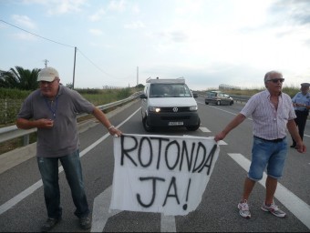 Imatge d'una de les protestes que han fet els veïns de Vilafant per exigir la rotonda. ESTEVE CARRERA