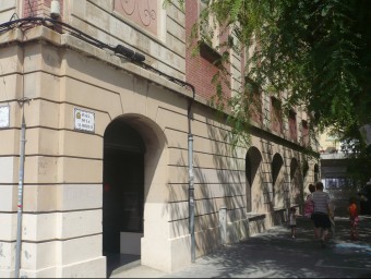 L'edifici de El Casinet està situat a la plaça de la Llibertat de El Masnou, just al peu de l'N-II. LLUÍS ARCAL