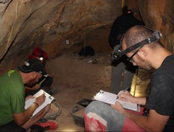Arqueòlegs treballant a la Cova dels Tritons, al municipi de Senterada, on han trobat restes d'animals i indicis de presència humana IPHES