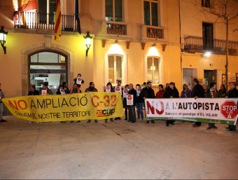 Veïns contraris a la C-32 , manifestant-se abans del ple municipal de Blanes del mes de març JOAN SABATER