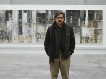 Víctor Ramírez, davant una de les seves obres a l'exposició que va fer a la sala Griskon de Barcelona el
		 2004 A. PUIG
