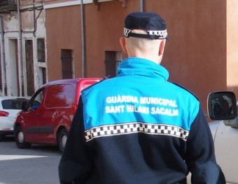 Un membre de la Guàrdia Urbana de Sant Hilari, durant un patrullatge al municipi EL PUNT AVUI