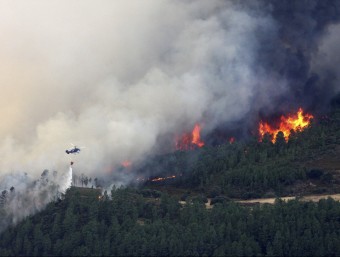 Un helicòpter descarrega aigua sobre el foc a Acebo, a la serra de Gata EFE