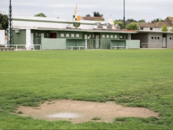 El camp municipal de Vilobí d'Onyar (en una imatge de la setmana passada) presenta un estat molt malmès. L'ajuntament hi posarà gespa artificial l'any que ve G. SÀNCHEZ / ICONNA