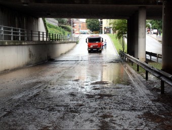 La carretera que passa per sota el pont del costat de l'Hipercor, ahir inundada. ACN