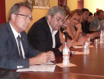 Jordi Xargay, en primer terme, i al seu costat Xavier Quer, Ester Busquets i Joana Vilà, durant el ple de constitució del Consell Comarcal del Pla de l'Estany. R.E