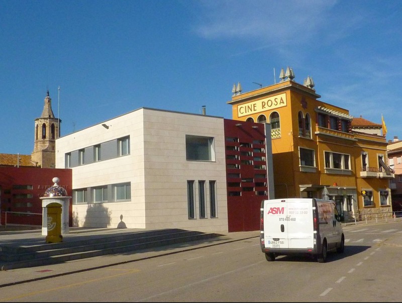 Exterior de l'ajuntament de Cornellà del Terri. R. E