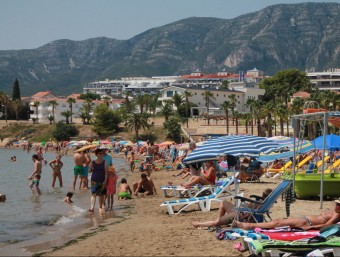 Centenars de turistes ahir a la platja de Garbí de Sant Carles de la Ràpita. SETMANARI L'EBRE