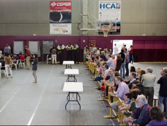 Una imatge de les municipals del 24 de maig a al pavelló. L'ajuntament vol millorar-ne la neteja EL PUNT AVUI