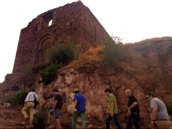 Una comitiva municipal va visitar fa pocs dies les obres de restauració del castell EL PUNT AVUI