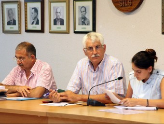 L'alcalde de Sils, Martí Nogué, i la regidora María José López, d'Independents de la Selva (IdS)-Moviment d'Esquerres (MES), en el ple del juliol de l'any passat JOAN SABATER