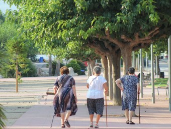 Tres dones passegen per la rambla de la Marinada de Llorenç. C.M. / TAEMPUS