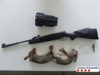 Els conills i l'arma comissada MOSSOS D'ESQUADRA