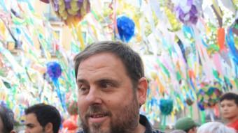 El president d'ERC, Oriol Junqueras, en un moment de la seva visita aquest dimarts a les festes de Gràcia ACN