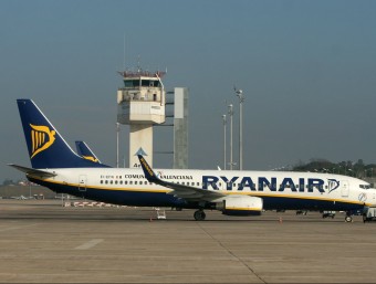 Un avió de Ryanair a l'aeroport de Girona LLUIS SERRAT