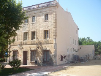 L'edifici de l'Escola Nàutica de Vilassar de Mar, que es troba just al costat de la biblioteca Ernest Lluch, es vol convertir en una casa de cultura i del mar. LL.A