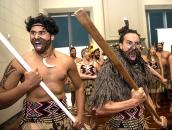 El grup de Nova Zelanda Te Whanau a Apanul va ballar ahir un fragment de els seves danses rituals GLÒRIA SÁNCHEZ / ICONNA