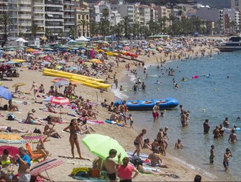 La platja de Lloret és escenari de diverses activitats lúdiques però no s'hi poden organitzar festes. JORDI RIBOT/ICONNA
