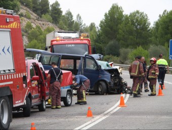 Efectius dels Bombers i dels Mossos treballen aquest migdia en l'accident de Benifallet ACN