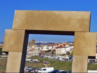 Tortellà, a través d'una finestra - escultura de l'entrada del poble. R. E