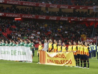 Les dues seleccions , amb una pancarta reivindicativa, en el partit disputat l'any passat a San Mamés ORIOL DURAN
