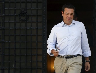 El primer ministre grec, Alexis Tsipras, sortint aquest dijous de la seva oficina REUTERS