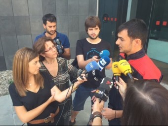 L'agent dels Mossos Iván atenent ahir els mitjans a la porta de la comissaria. CME