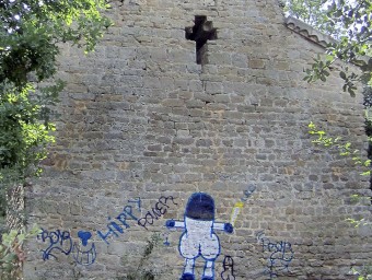Les pintades van aparèixer a les parets, al cartell de l'ermita de Sant Andreu i a la tanca de l'entrada JORDI PEY