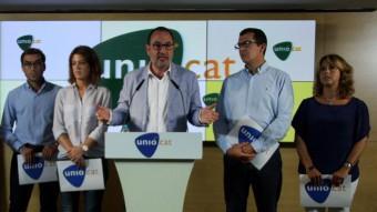 Espadaler amb diversos membres de la candidatura d'UDC a la seu del partit ACN