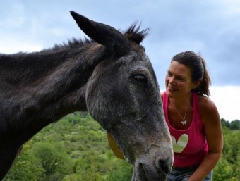 La mula Marieke amb una voluntària del Santuari Gaia, la setmana passada, un cop recuperada del viatge des d'Extremadura. SANTUARIO GAIA