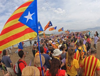 Els participants al punter (els de la part de l'Escala), col·locant-se per la foto. LLUÍS SERRAT