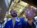 Un treballador en la borsa de Wall Street aquest dlluns REUTERS