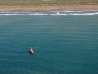 Imatge des de l'helicòpter del veler embarrancat a la punta de la Banya, al delta de l'Ebre ACN