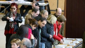 Paperetes en un col·legi electoral de Girona, durant la votació del novembre de 2012 MANEL LLADÓ